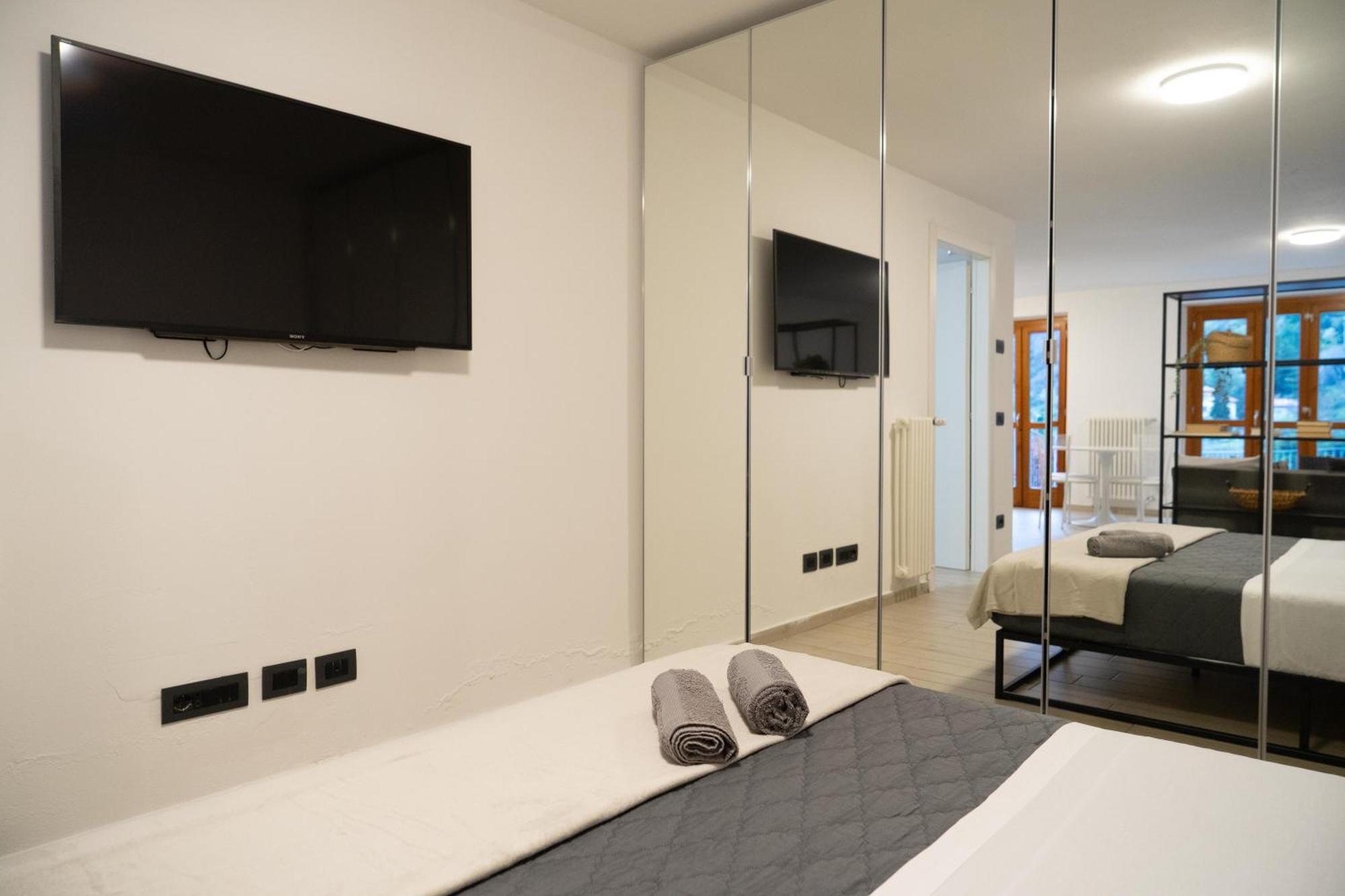 Vista Dolce Isola _ Lakeview Pool, Terrace & Garden Apartment آرجينيو الغرفة الصورة